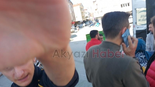 Akyazı'da trafik kazasını görüntüleyen gazeteci, 112 personelinin saldırısına uğradı